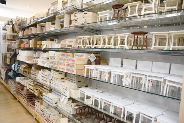 百元店的商品種類繁多，從高品質的電器商品到最潮的時尚用品，一定會讓您驚喜無比。